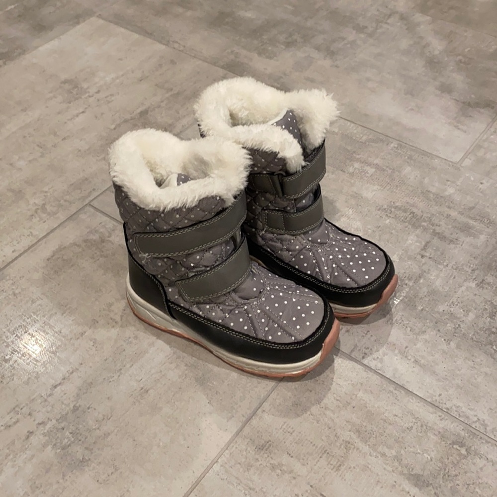 Carter’s size 13 snow boot like New